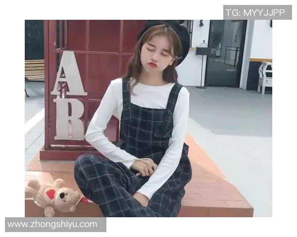 足球明星时尚新风潮背带裤搭配展现个性魅力与运动精神